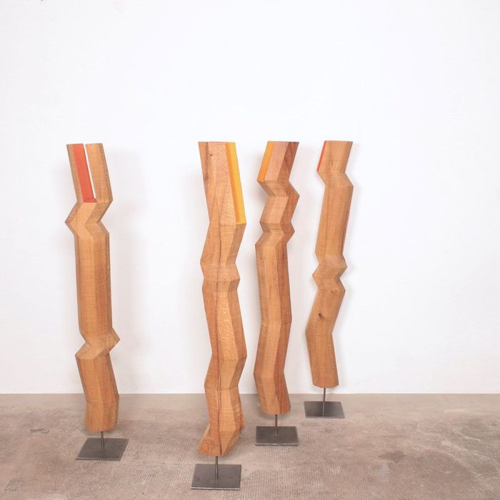Objekte kitea . Skulpturen von Matthias Demmer, konkrete Kunst der Werkreihe kitea, Material Eichenholz und textile Farbflächen, Größe 150x30x30cm