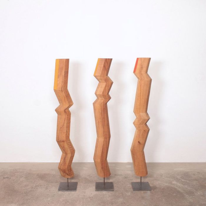 Objekt kitea. Skulpturen von Matthias Demmer, konkrete Kunst der Werkreihe kitea, Material Eichenholz und textile Farbflächen, Größe ein Objekt 150x30x30cm
