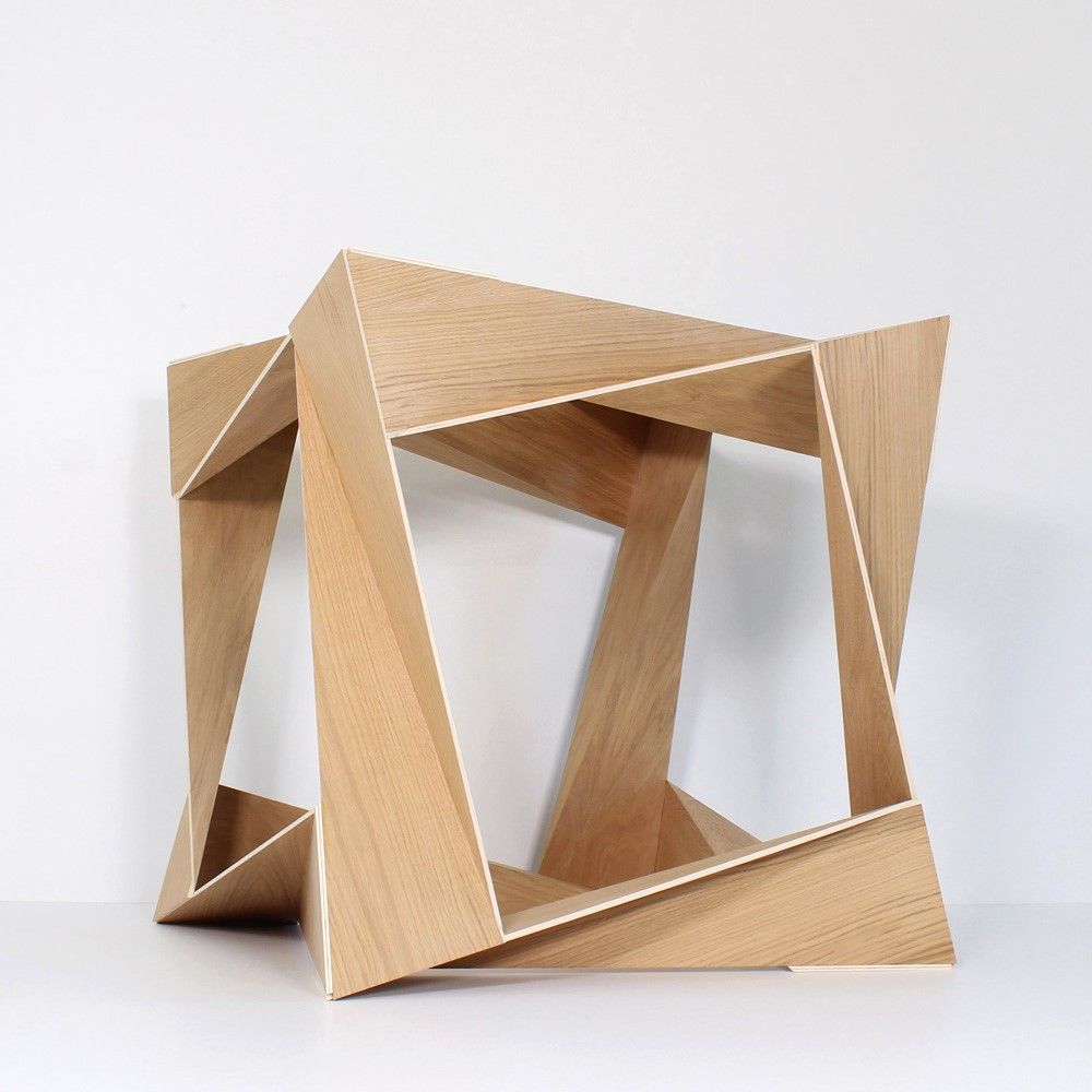 Objekt wahi. 90x90x90cm Skulpturen von Matthias Demmer, konkrete Kunst der Werkreihe tapatoru, Oberflächen laminiert mit Eichenholz und Farbflächen, Größe 90x90x90cm