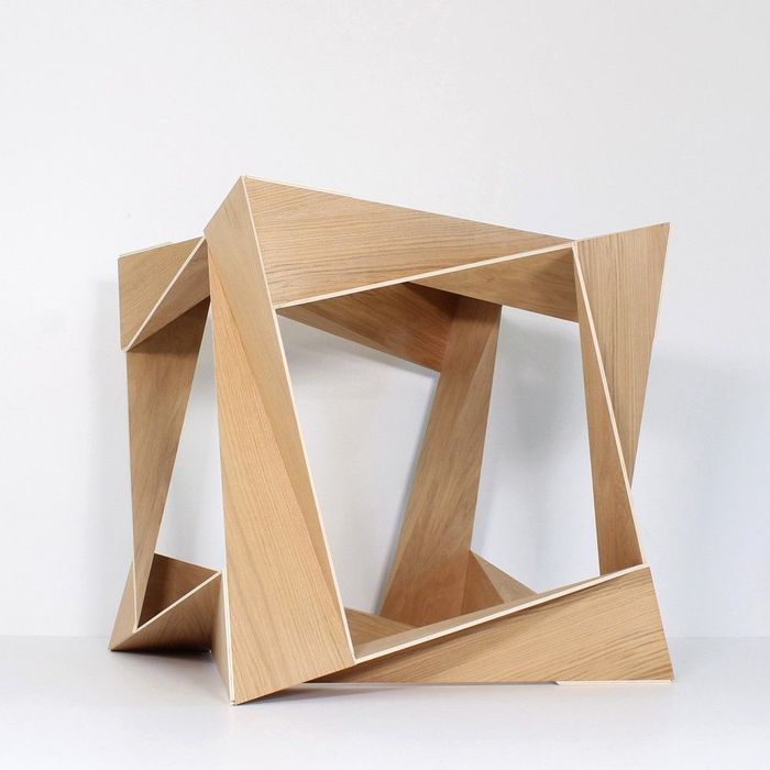 Objekt wahi. 90x90x90cm Skulpturen von Matthias Demmer, konkrete Kunst der Werkreihe tapatoru, Oberflächen laminiert mit Eichenholz und Farbflächen, Größe 90x90x90cm