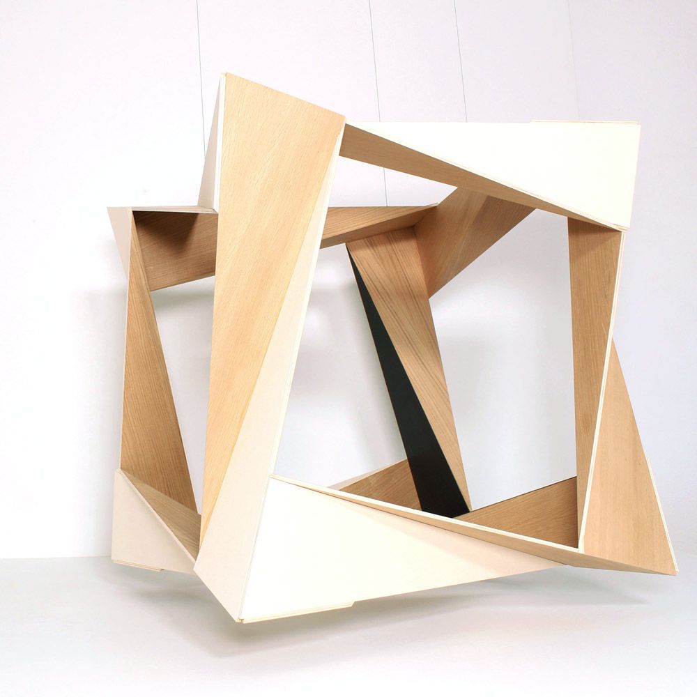Objekt wahi. 90x90x90cm Skulpturen von Matthias Demmer, konkrete Kunst der Werkreihe tapatoru, Oberflächen laminiert mit Eichenholz und Farbflächen, Größe 90x90x90cm