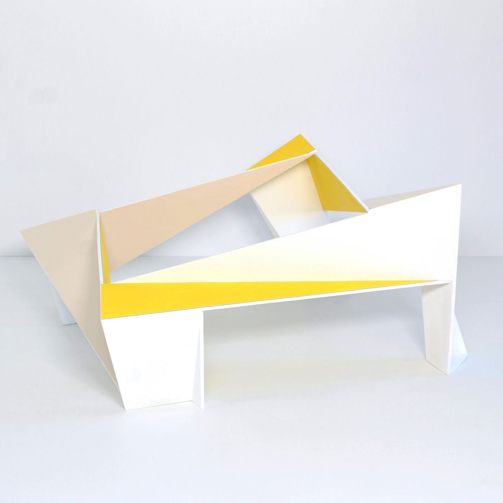 Objekt wahi-c. 90x40x90cm Skulpturen von Matthias Demmer, konkrete Kunst der Werkreihe tapatoru, Oberflächen laminiert mit Farbflächen, Größe 90x40x90cm