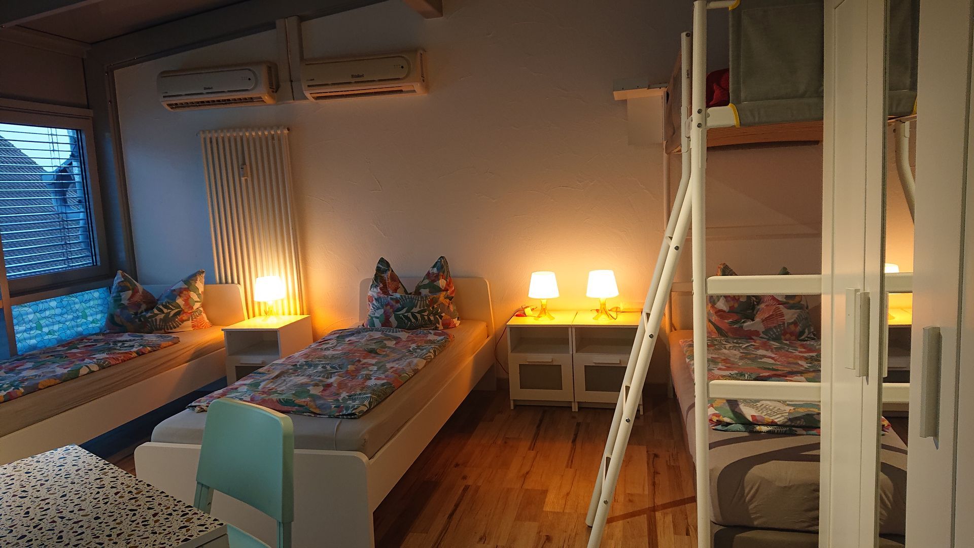 Schlafzimmer mit 3 Betten und 1 Hochbett (alle 90x200 cm)