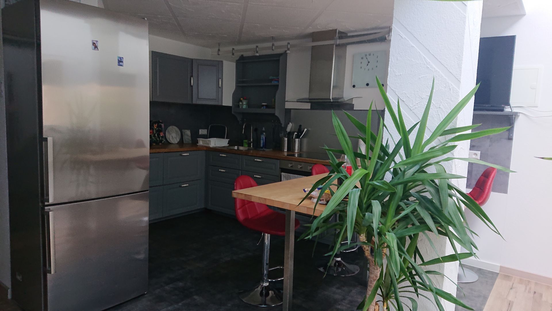 Wohnküche mit Zweisitzer-Sofa  und Barhockern