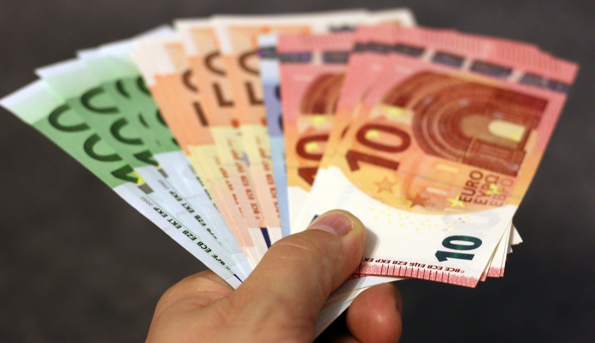 Hand mit Euroscheinen.