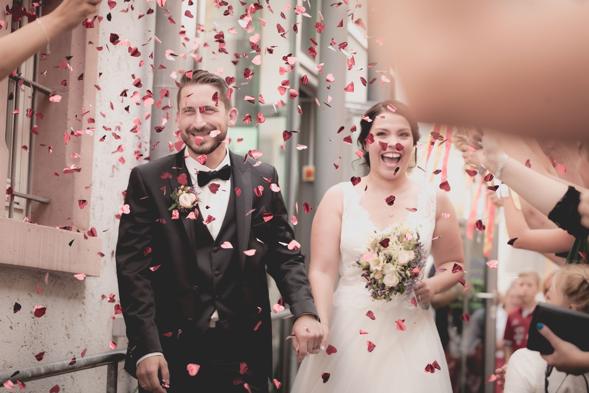 Hochzeitspaar beim Fotoshooting in Geisingen bem Standesamt