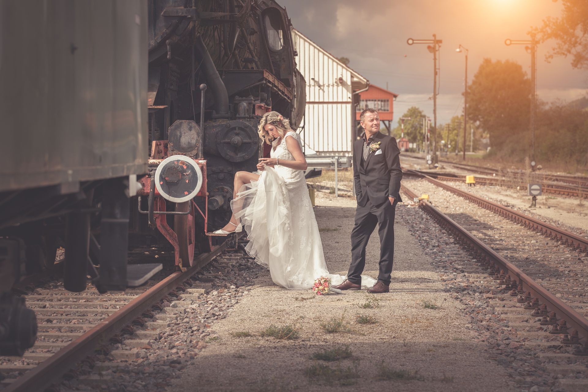 Hochzeitspaar beim Fotoshooting in Blumberg an einer alten Lok
