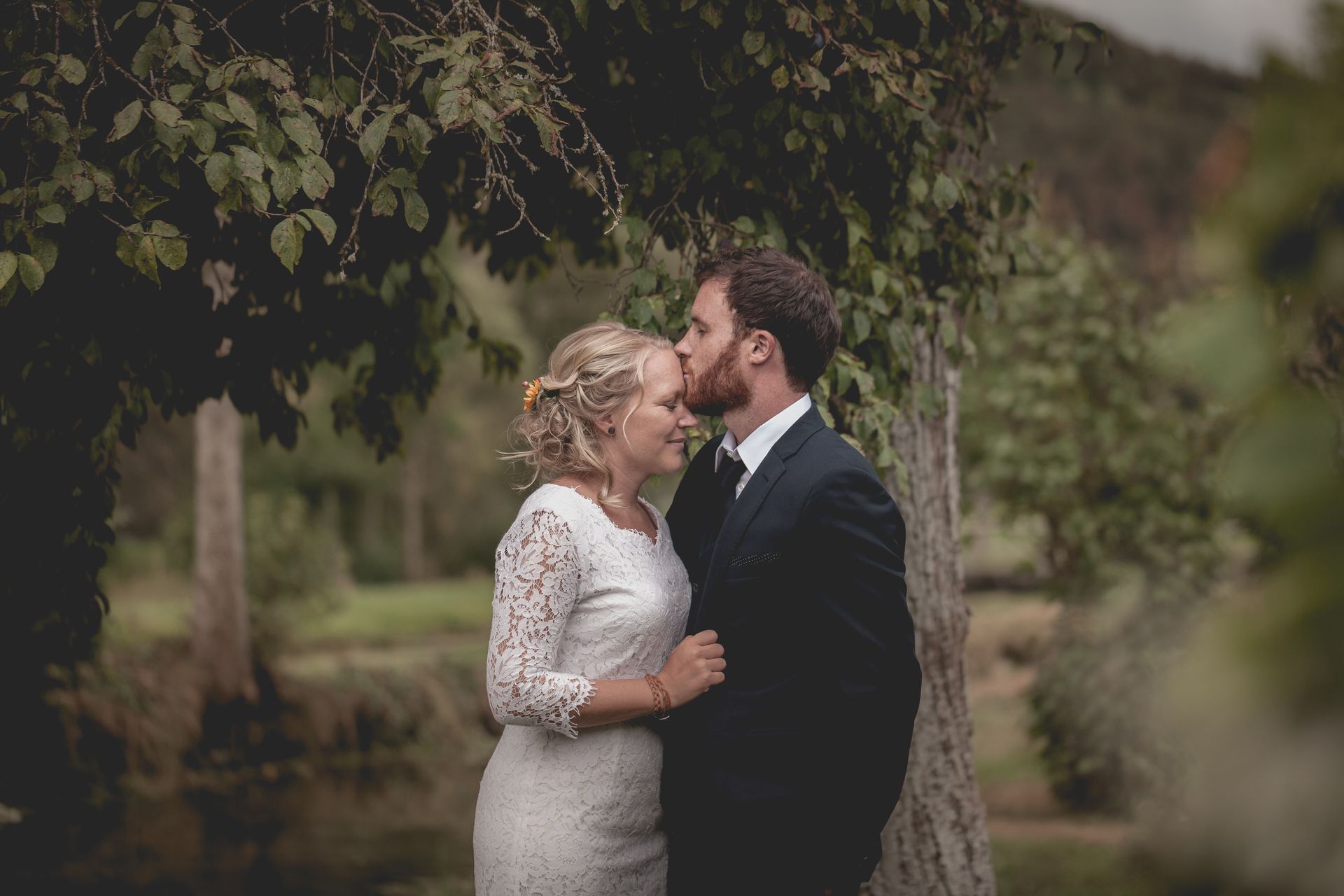 Hochzeitspaar beim Fotoshooting in einer natürlichen Umgebung