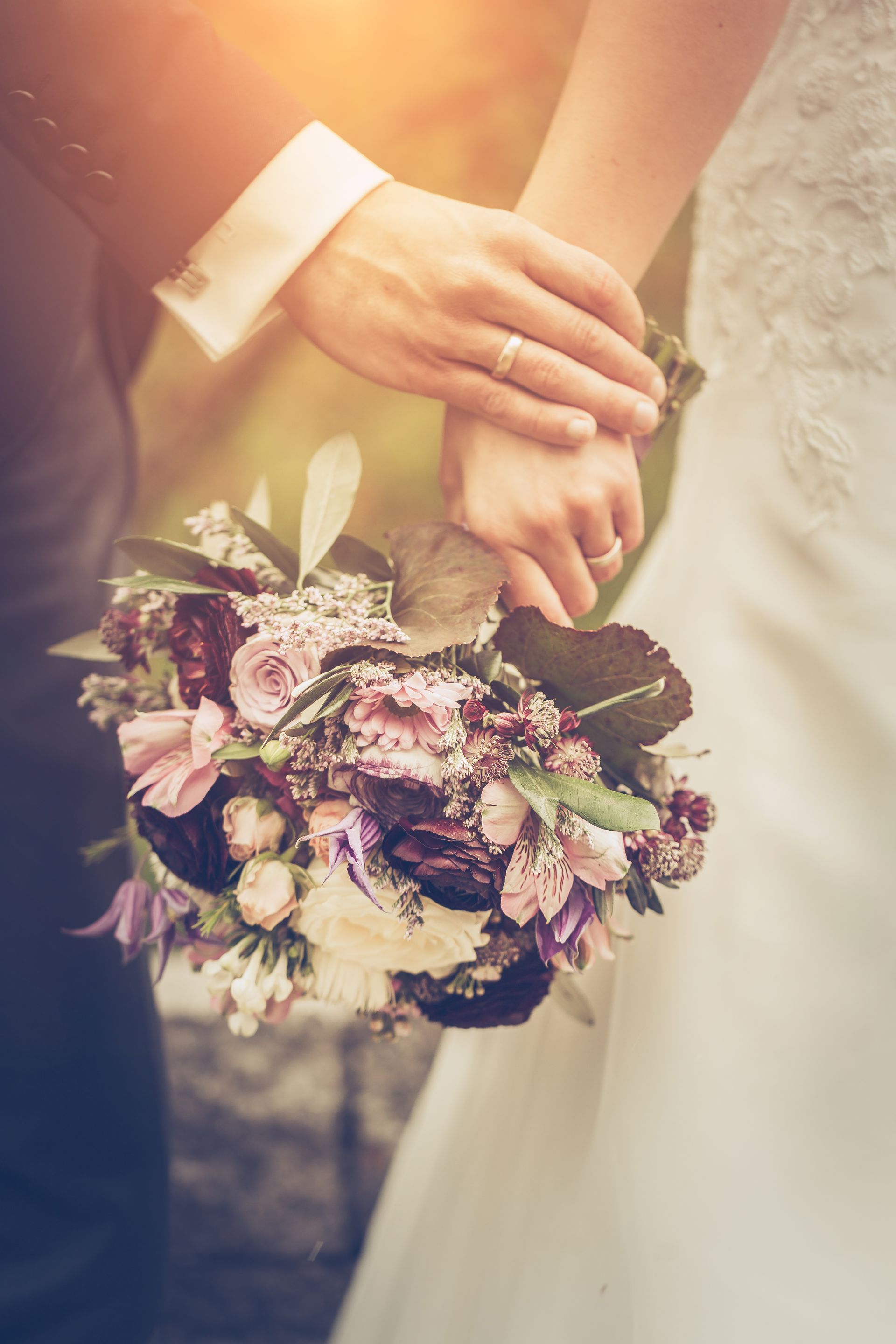 Hochzeitspaar beim Fotoshooting in einer natürlichen Umgebung