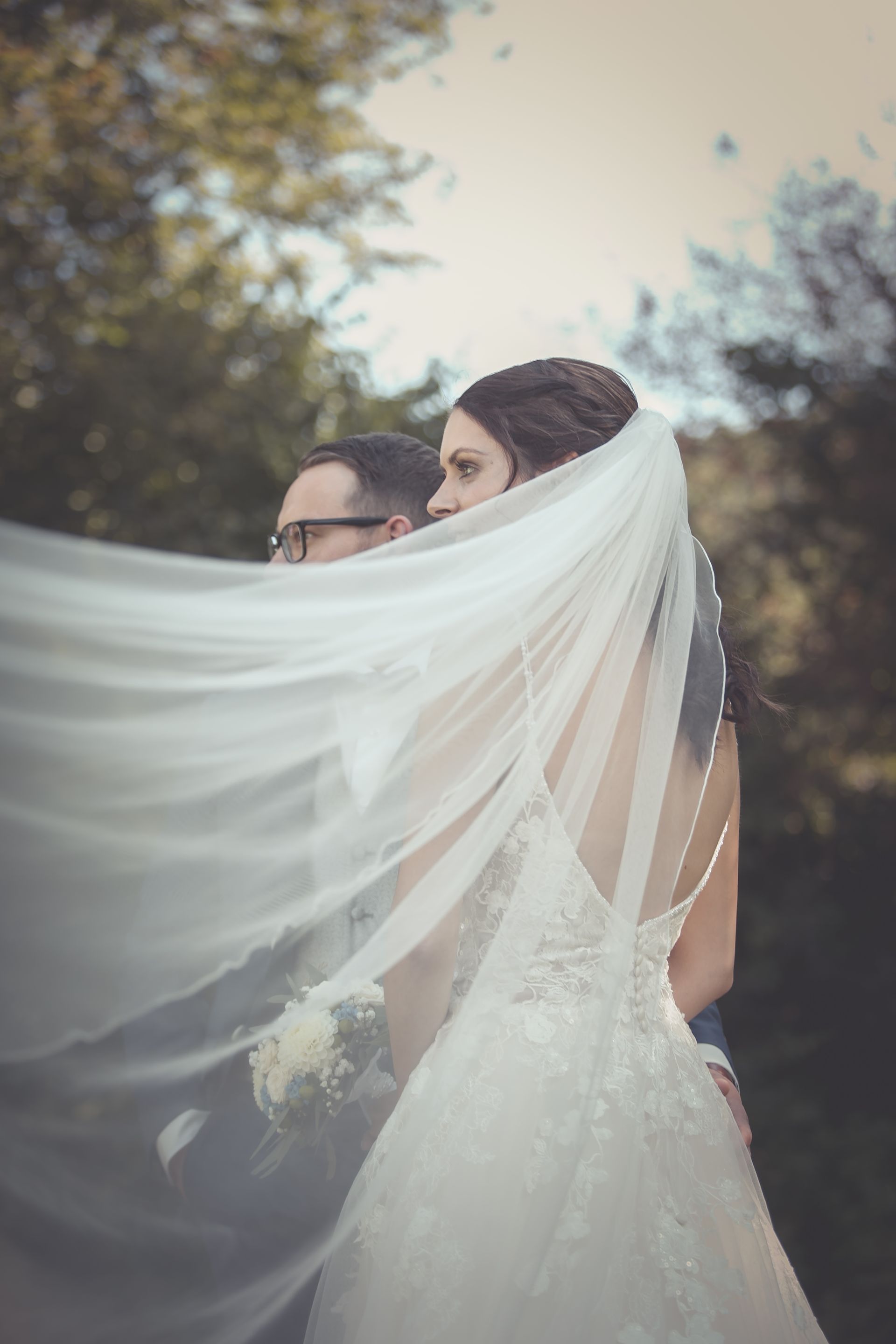 Hochzeitspaar beim Fotoshooting in einer natürlichen Umgebung