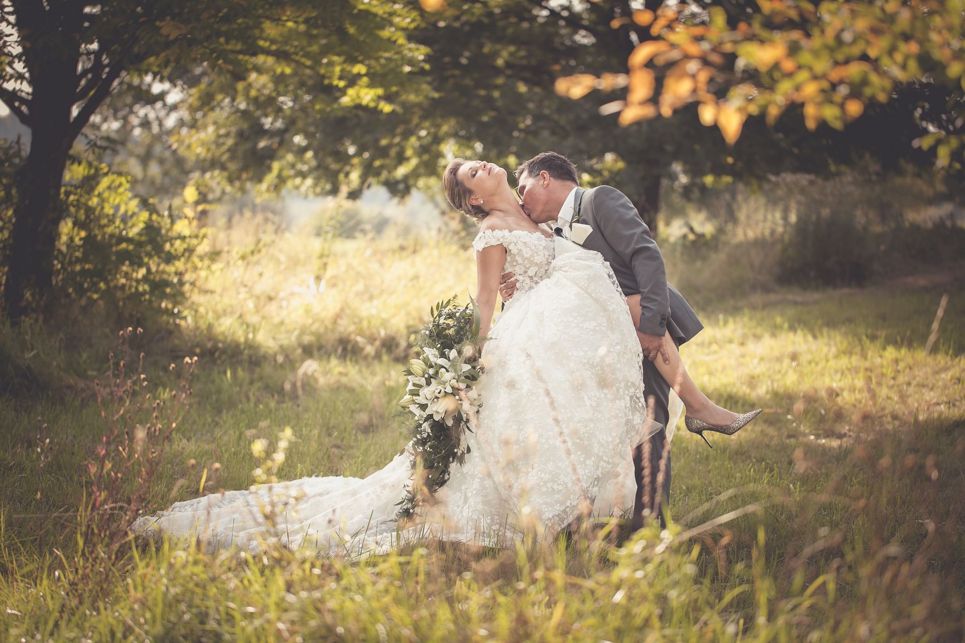 Hochzeitspaar beim Fotoshooting in einer natürlichen Umgebung