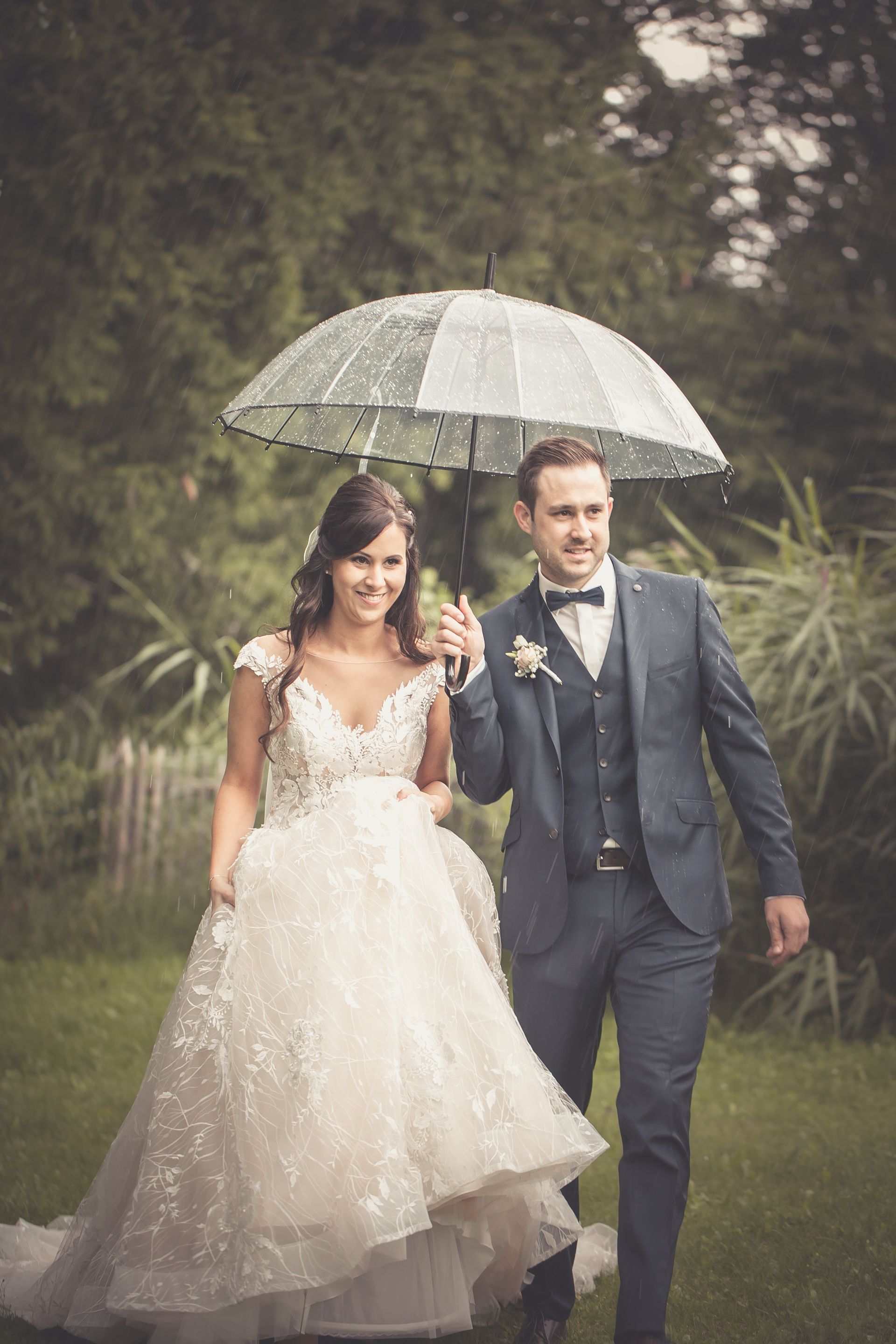 Hochzeit auf dem Schenkenberger Hof. Fotoshooting im Hofgarten.