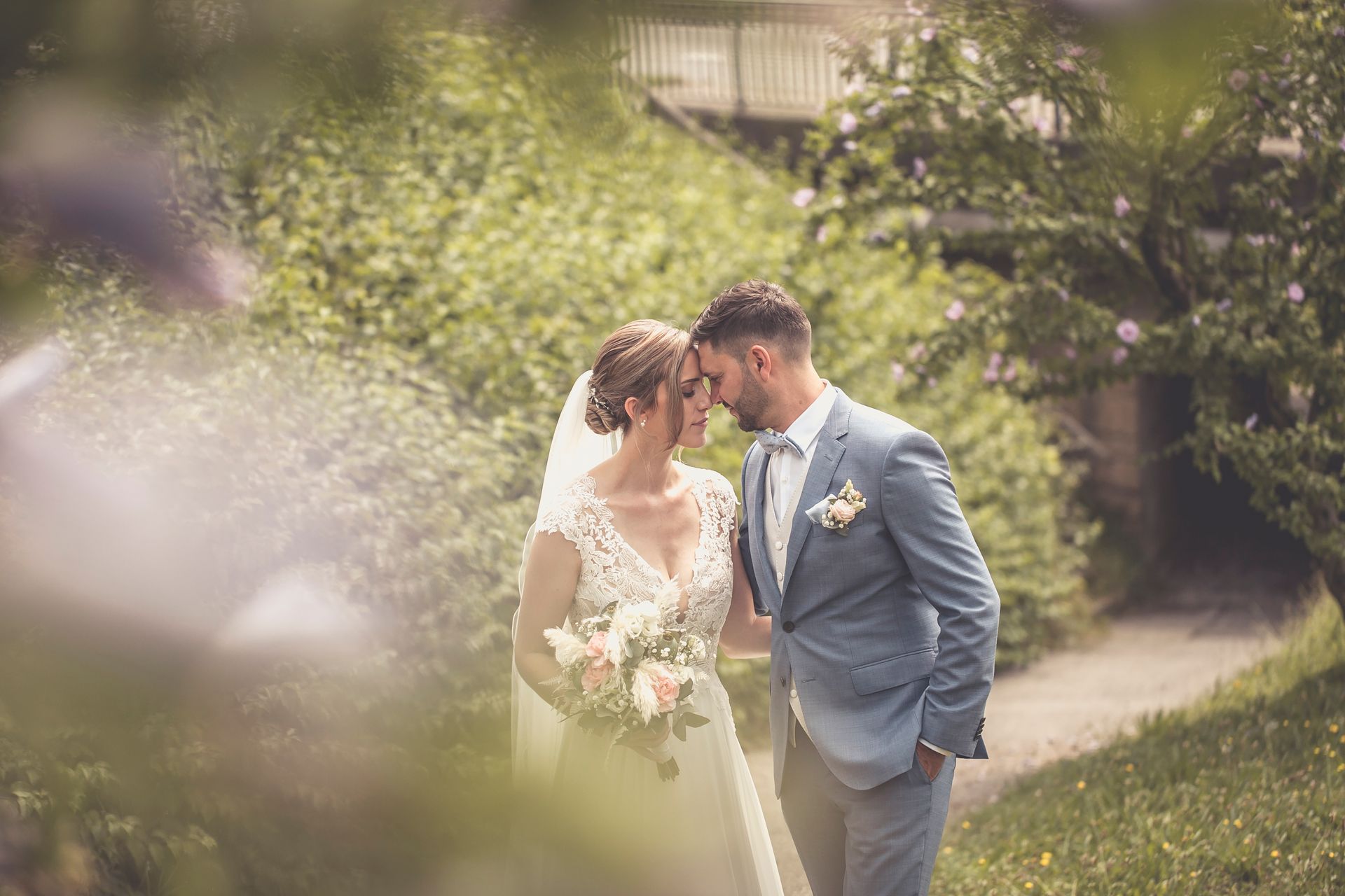 Hochzeitspaar beim Fotoshooting in einer natürlichen Umgebung