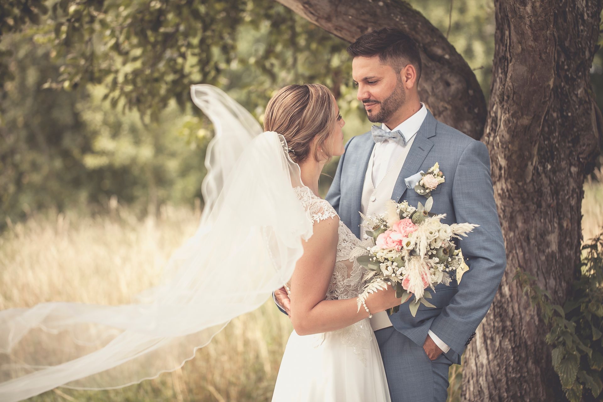 Hochzeitspaar beim Fotoshooting in einer natürlichen Umgebung