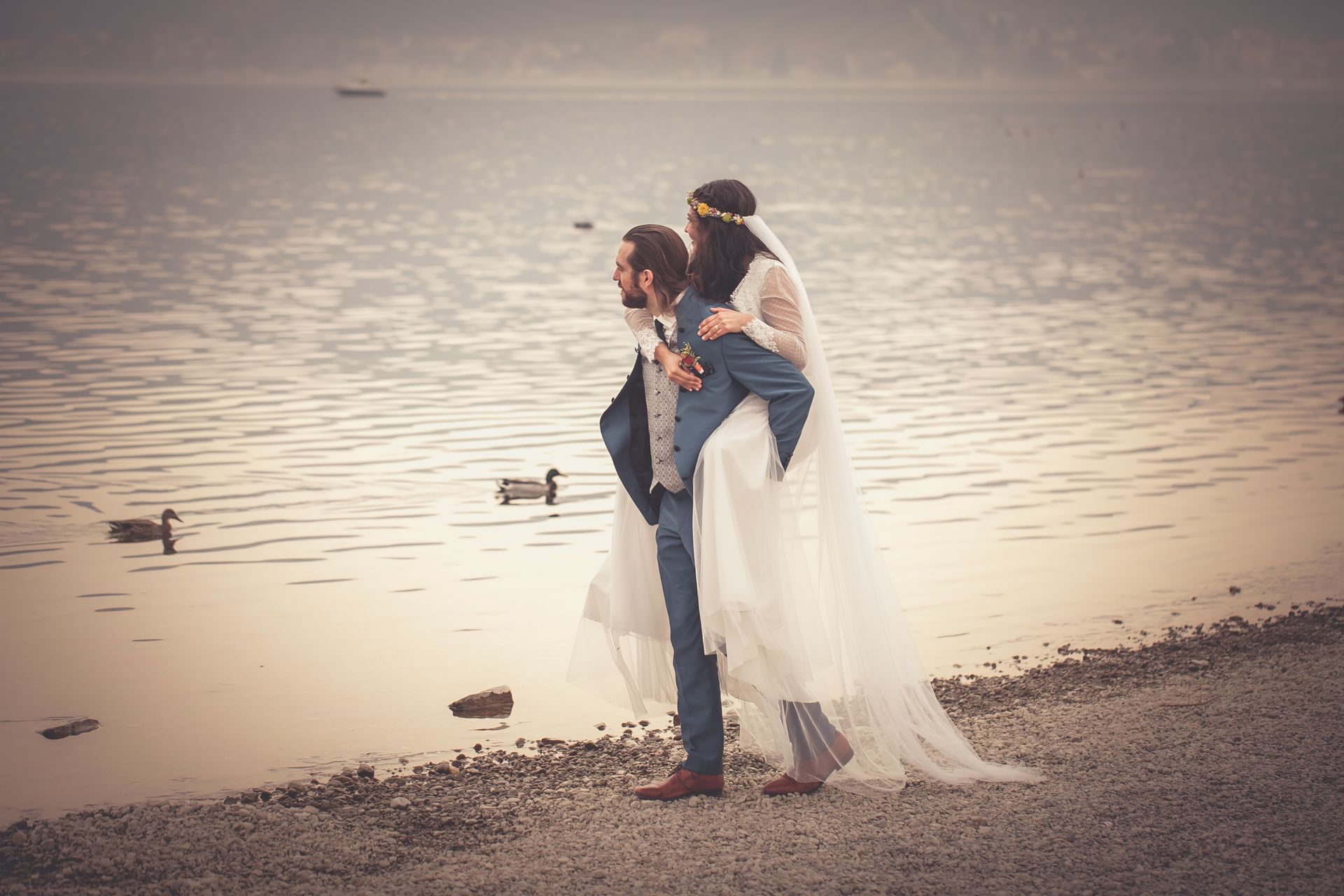 Fotoshooting nach der Hochzeit in Tuttlingen am Bodensee bei Sonnenuntergang