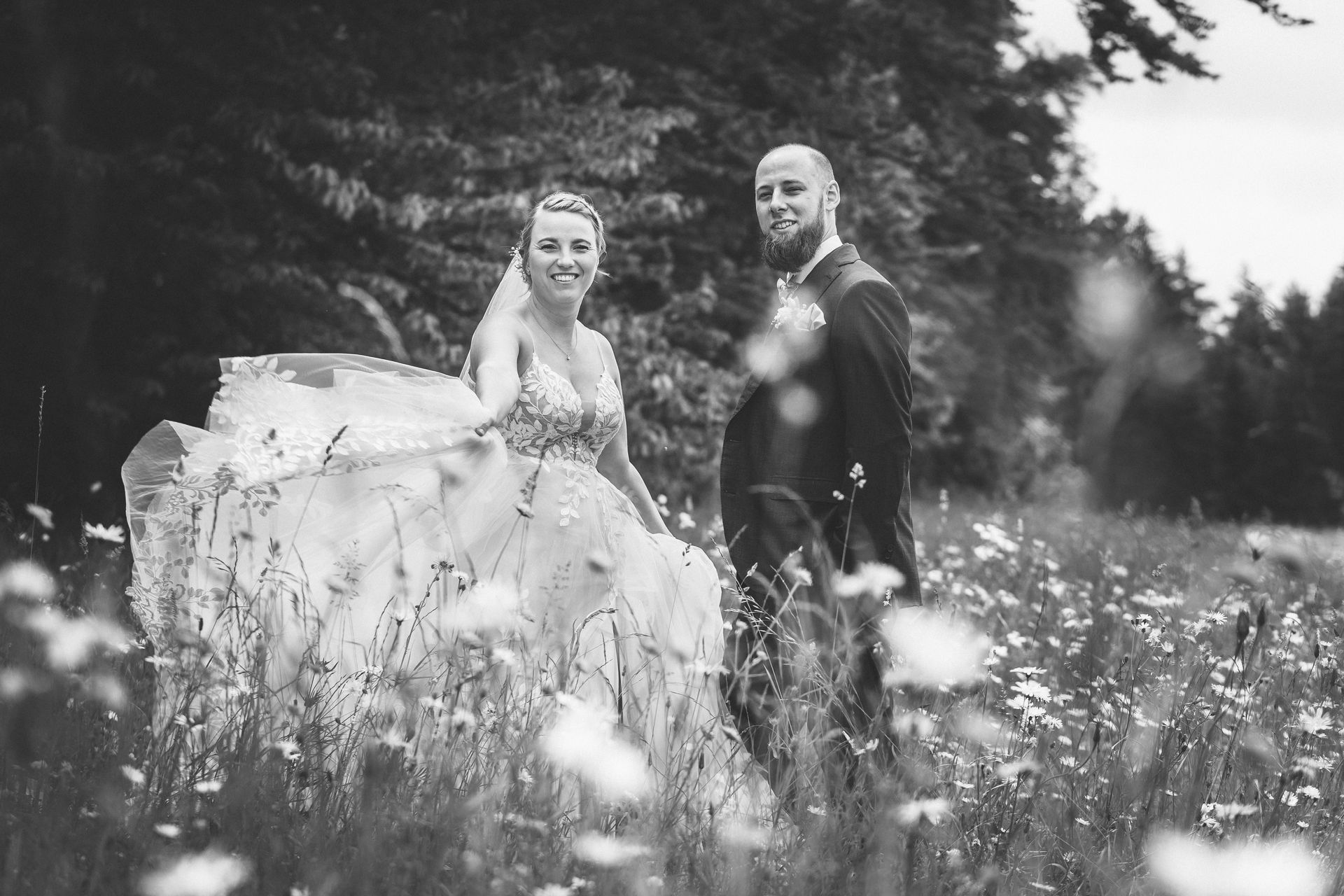 Hochzeitspaar beim Fotoshooting in einer natürlichen Umgebung