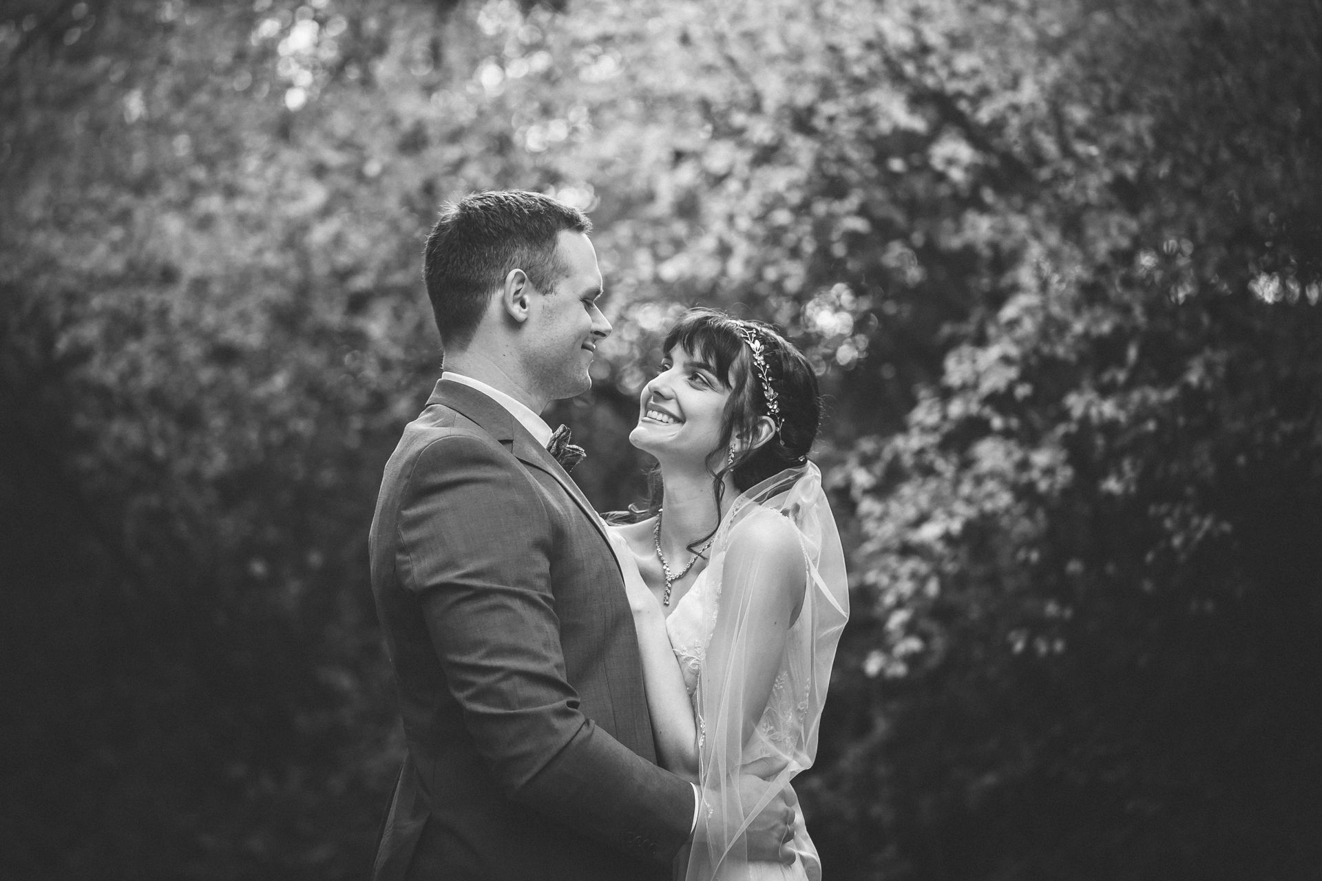 Hochzeitspaar beim Fotoshooting in einer natürlichen Umgebung