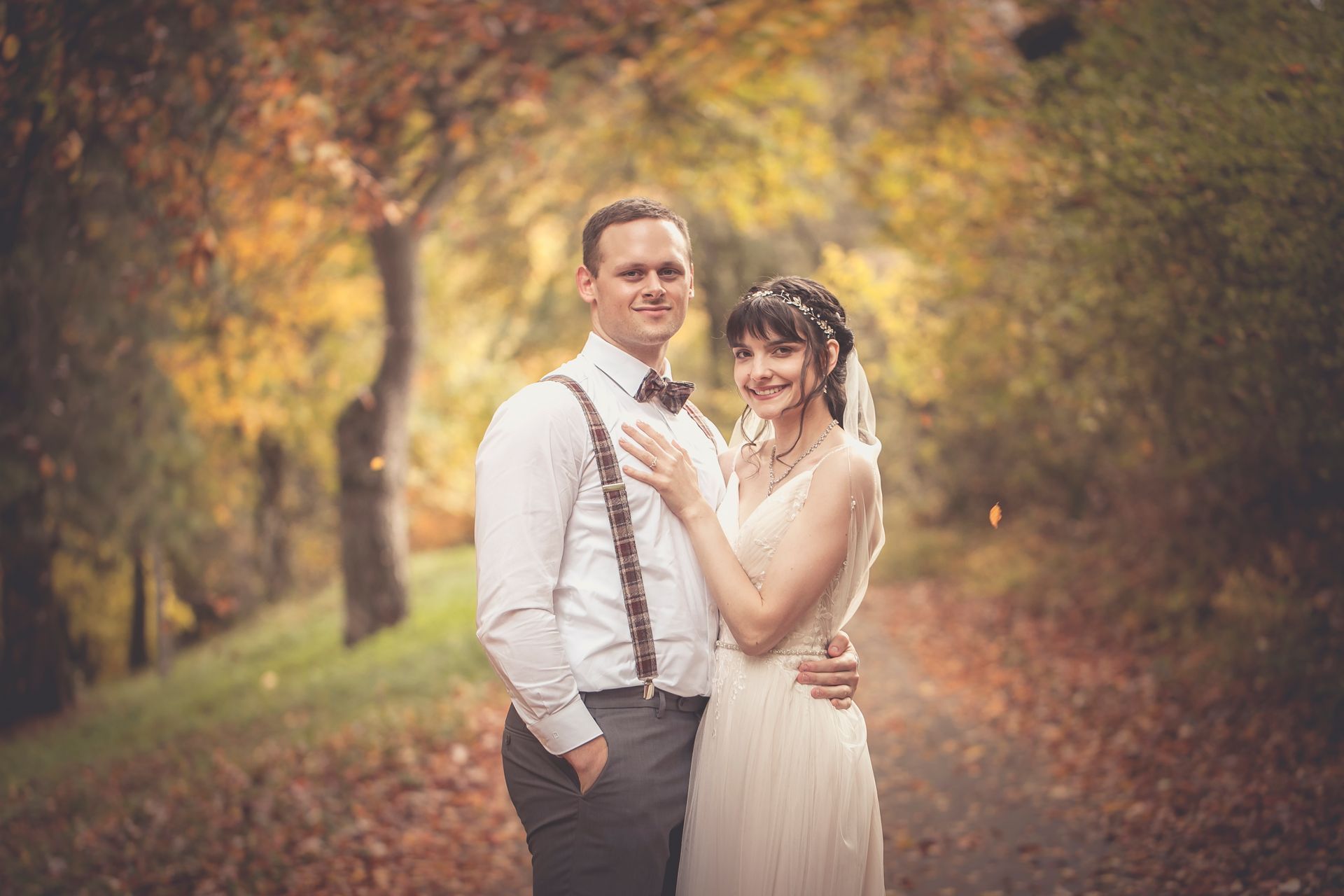 Fotoshooting des Brautpaares im Herbst im Wald
