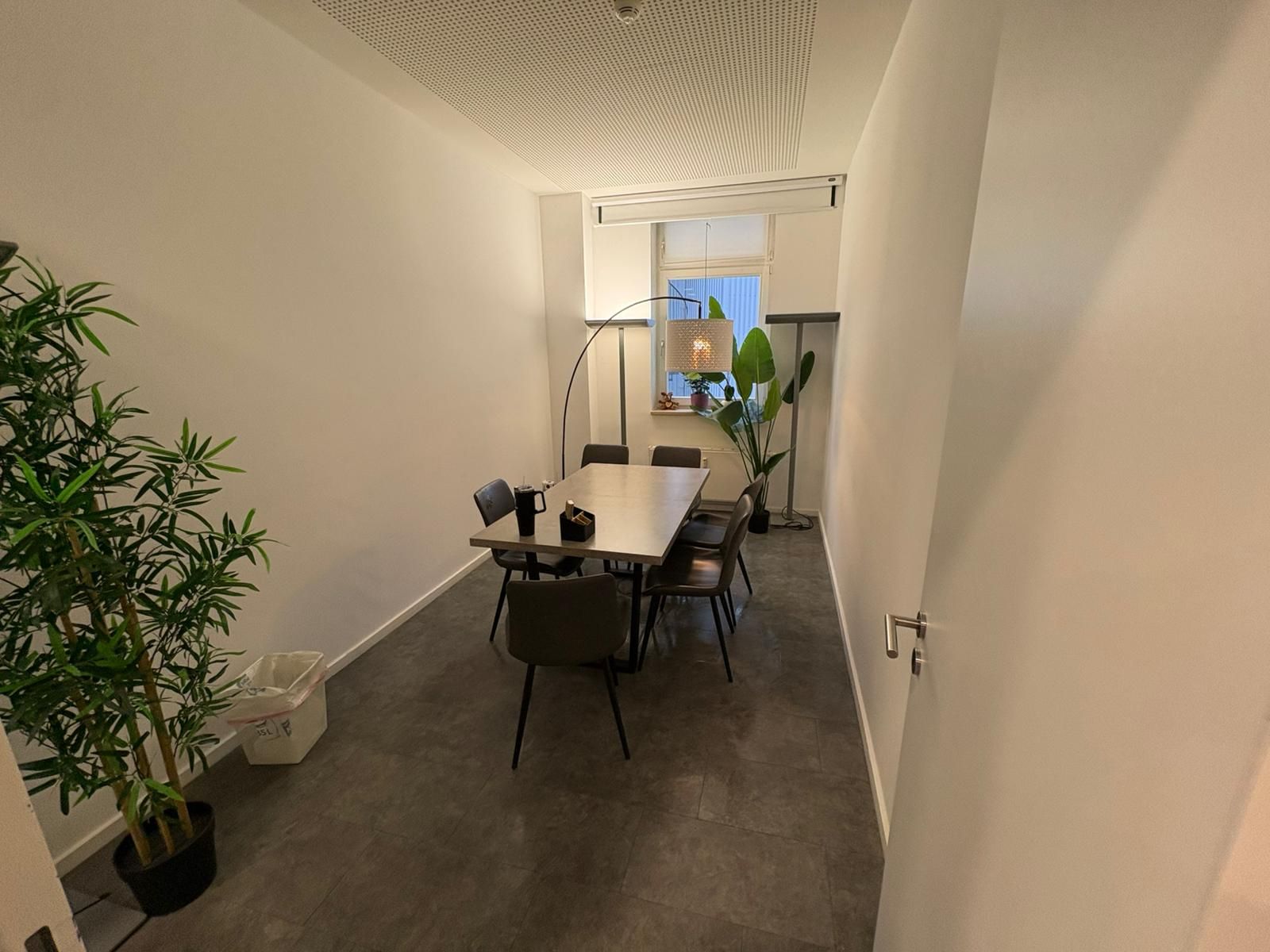 Silhouette eines weißen Hauses mit Besen und dem Schriftzug „WIPE & CLEAN“ auf blauem Hintergrund.