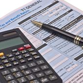 Documentación fiscal, calculadora y bolígrafo