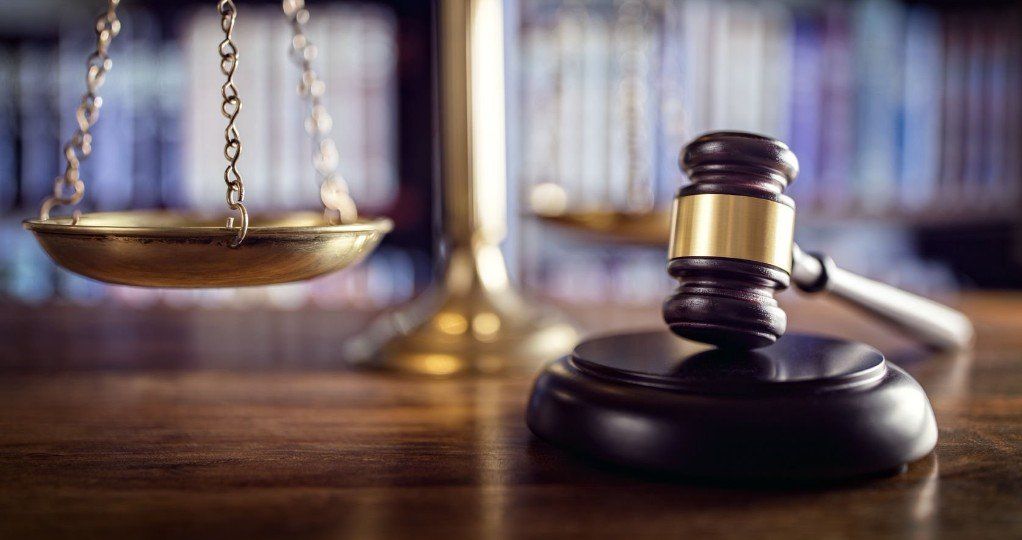 Mazo judicial y balanza de la Justicia
