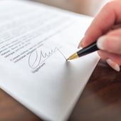 Firma de un contrato para asesoramiento en derecho civil