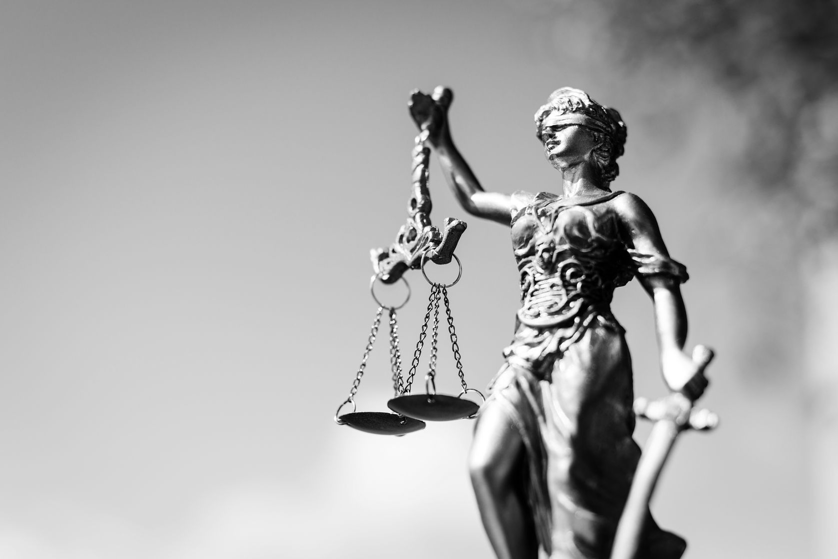 Estatua de la Justicia con una balanza