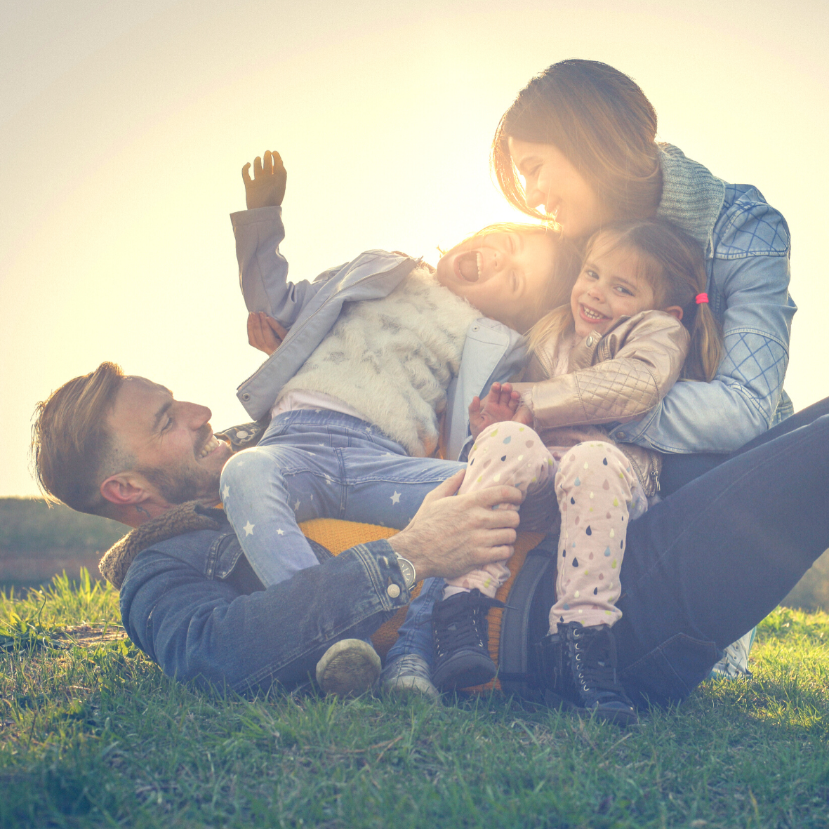 Glückliche Familie, Harmonie In Familie, weniger Streit mit Partner, weniger Streit mit Kindern, wie harmonische Familie, wie mehr Frieden zu Hause