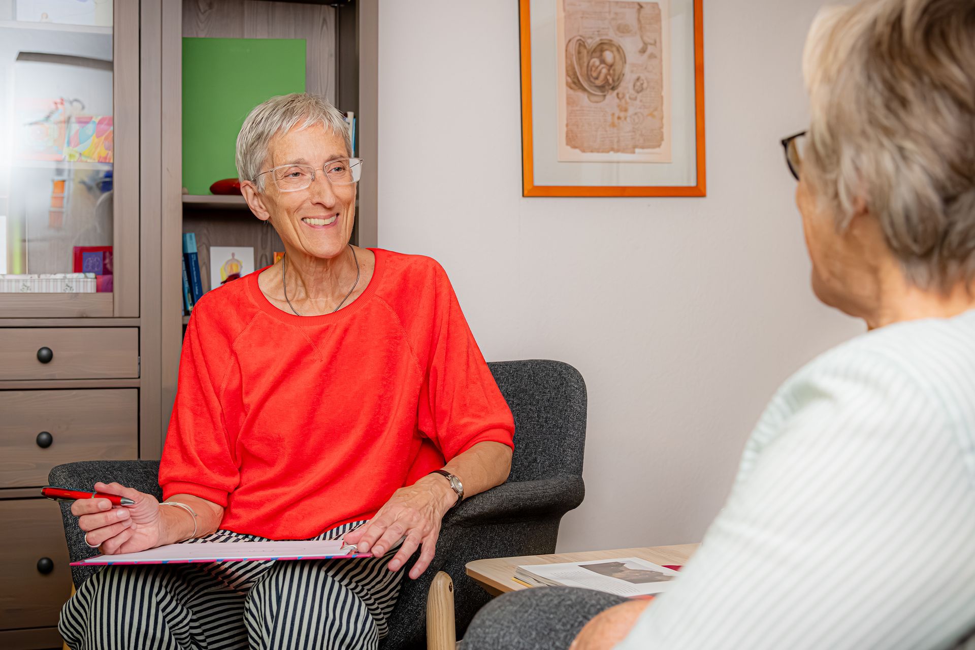 Manuelle Behandlung im Bereich des unteren Rückens durch eine Therapeutin.