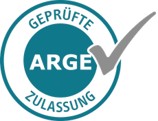 Siegel „Geprüfte Zulassung ARGE“ mit großem grauen Haken in einem türkisfarbenen Kreis.