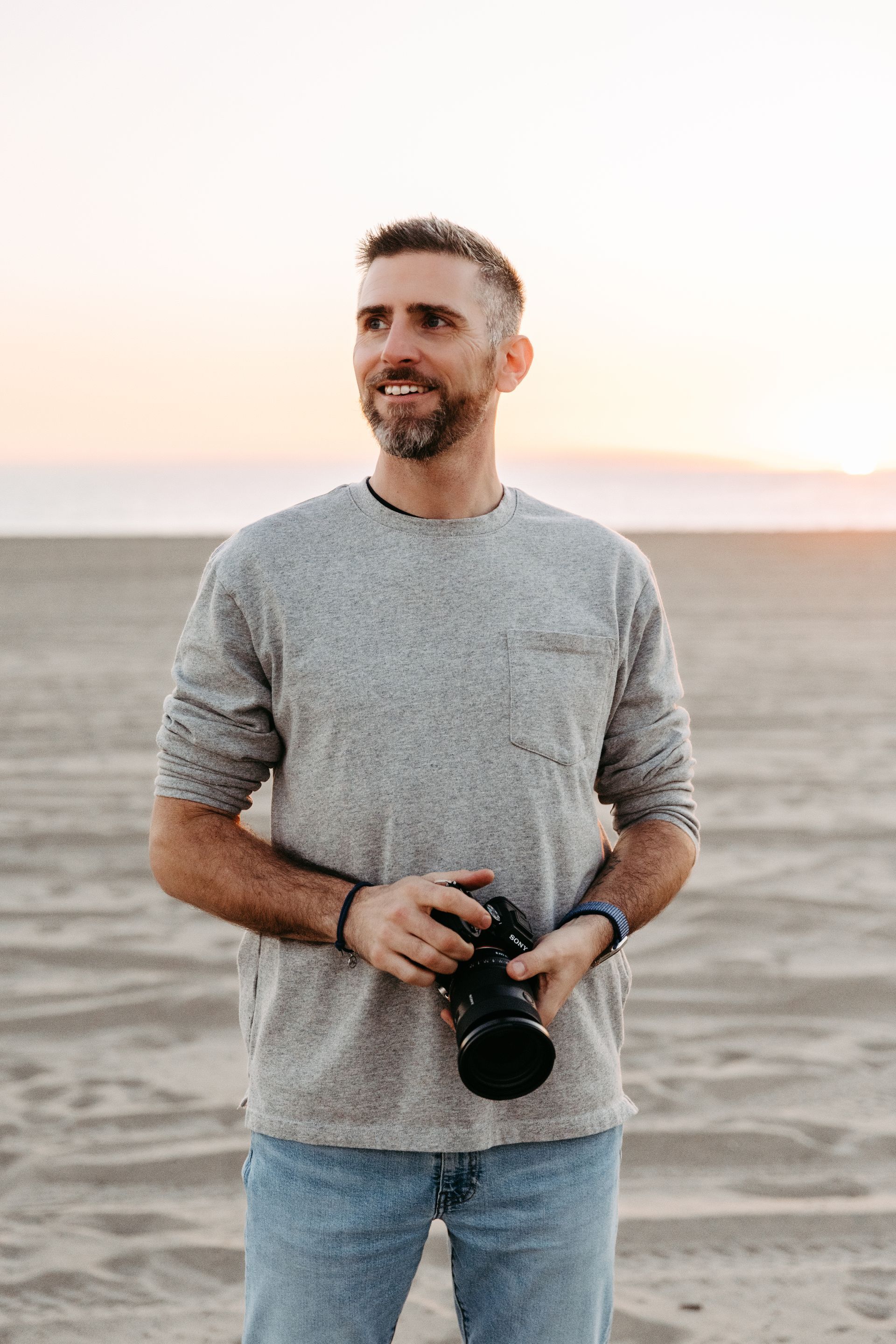 Videograf Olli von Memovent filmt am Strand