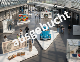 Flugzeugmuseumshalle mit Oldtimer-Flugzeugen, Ausstellungsstücken und einem blauen Auto unter einem gebogenen Glasdach
