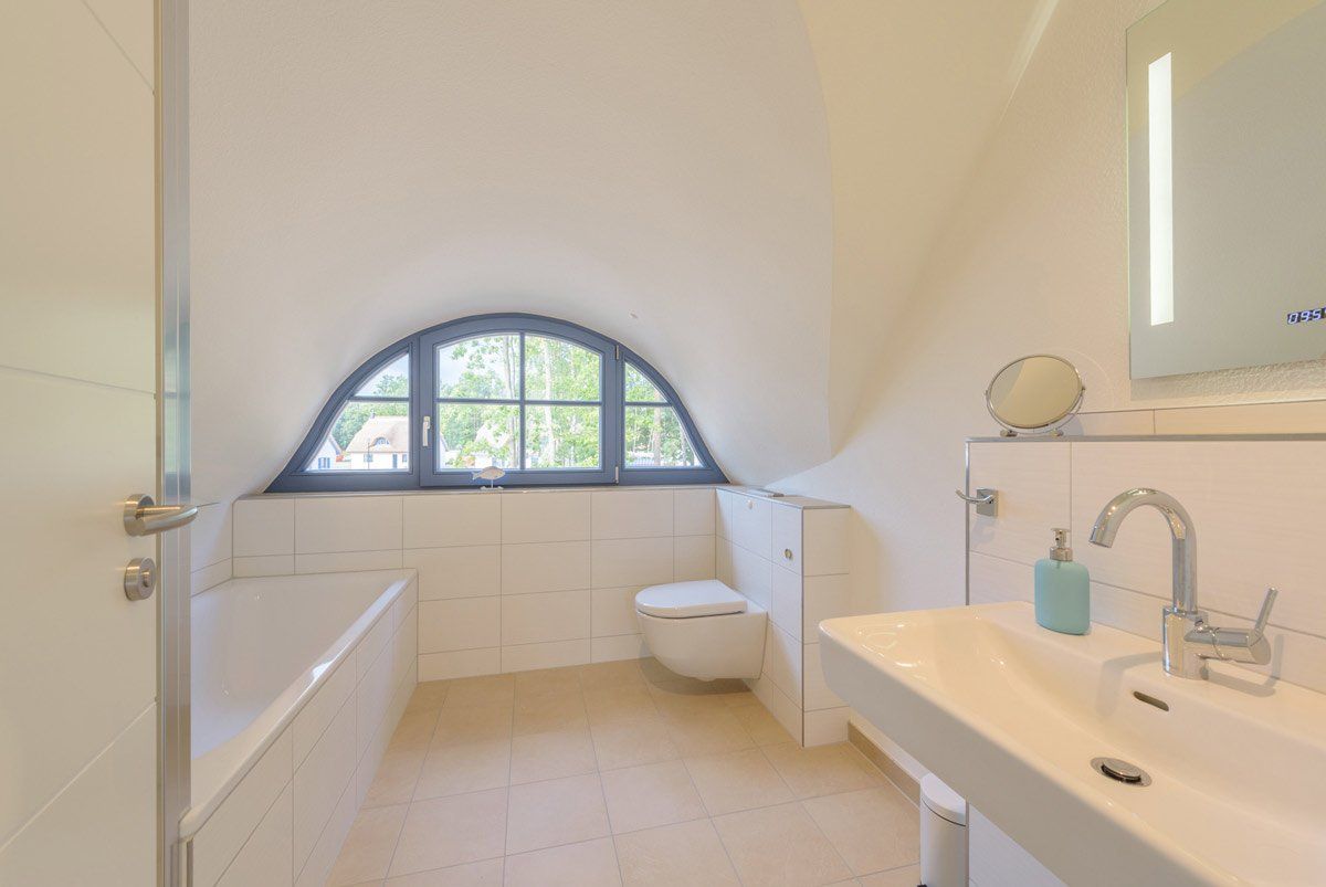 Bad mit Wanne, Dusche und WC im Ferienhaus Eulennest in Glowe