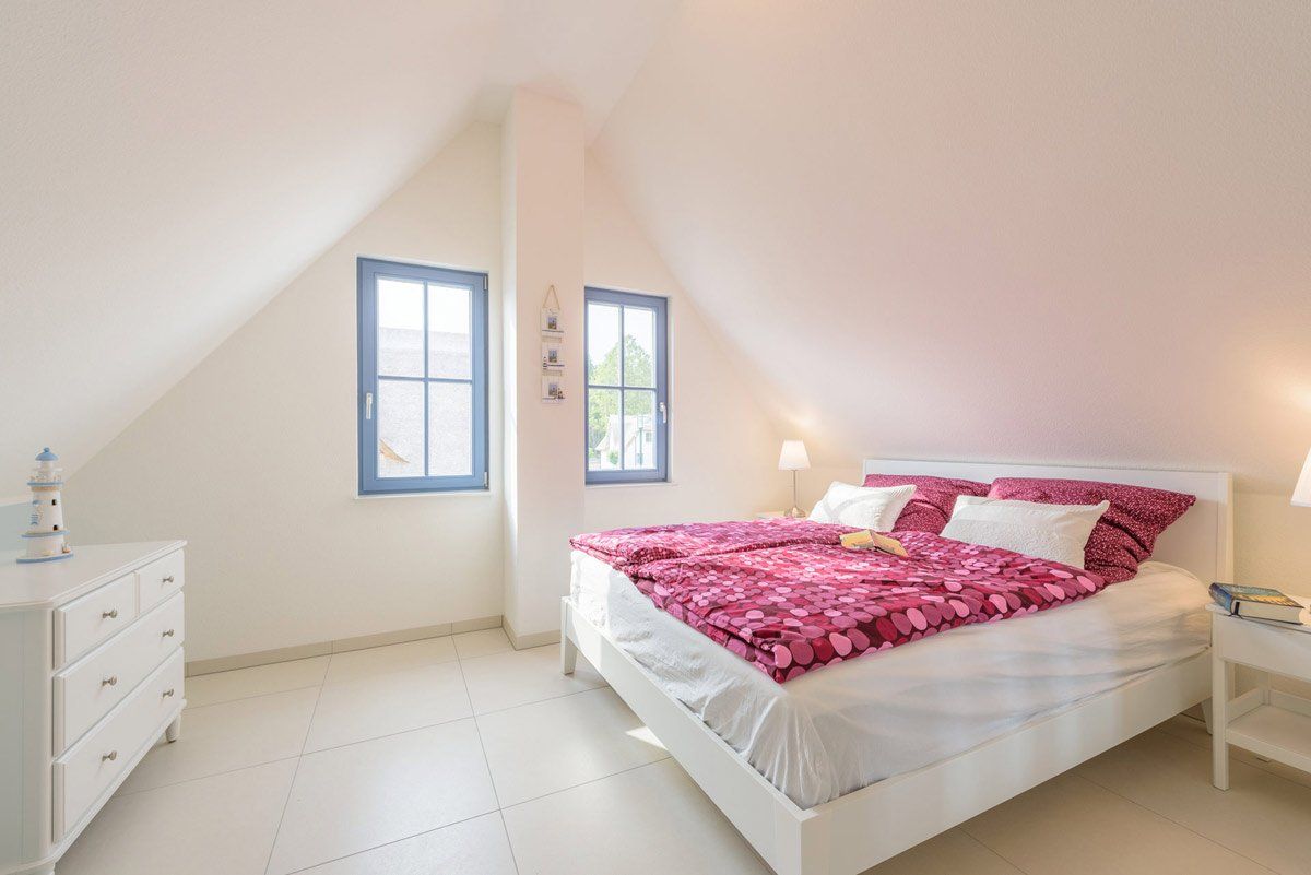 Schlafzimmer mit einen Doppelbett im Ferienhaus Eulenenst in Glowe