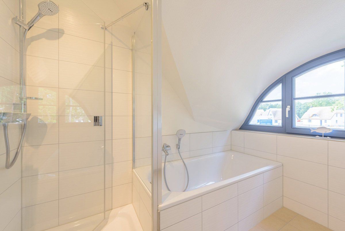 Badewann und Dusche in der oberen Etage des Ferienhauses an der Ostsee in Glowe