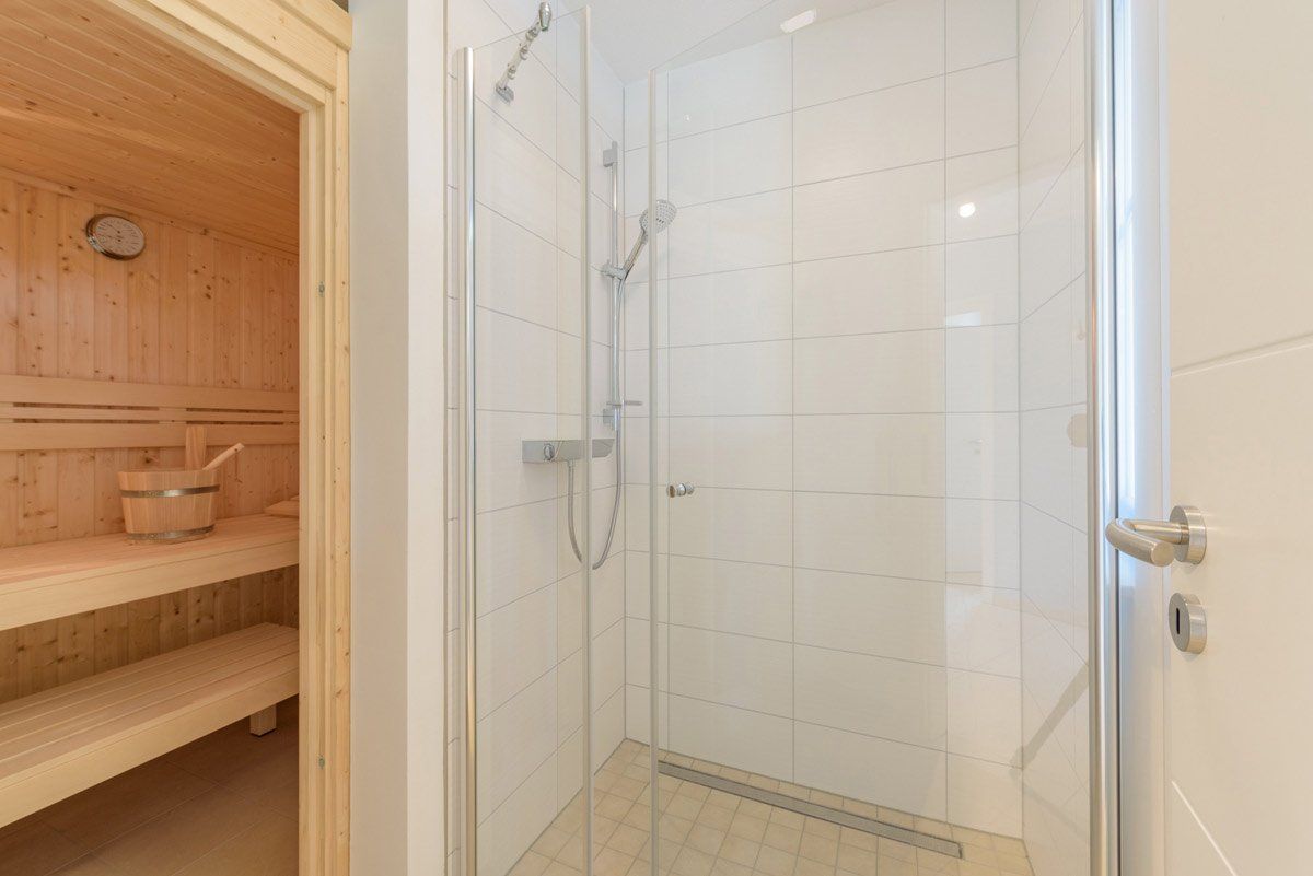 Das Ferienhaus in Glowe bietet Wellness an der Ostsee mit Sauna und großer Dusche