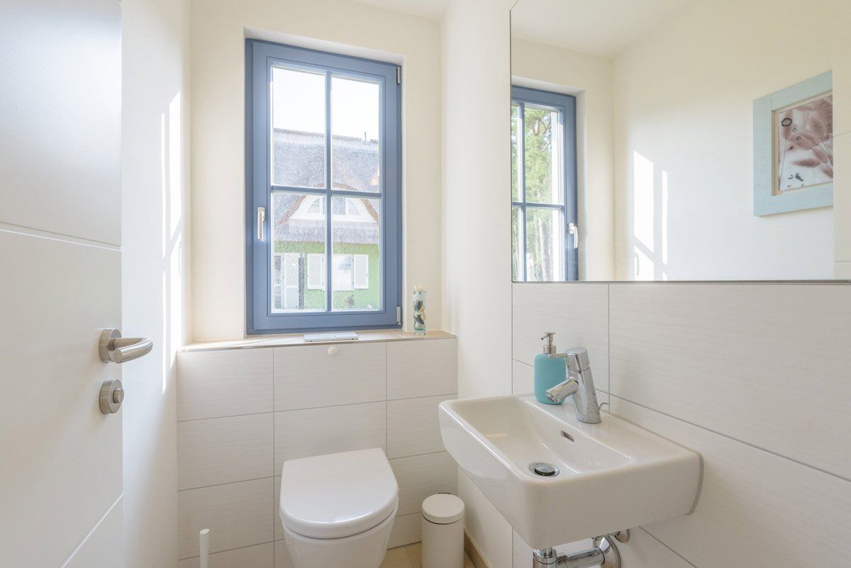 Das Gäste-WC im Erdgeschoss des Ferienhauses Eulennest in Glowe