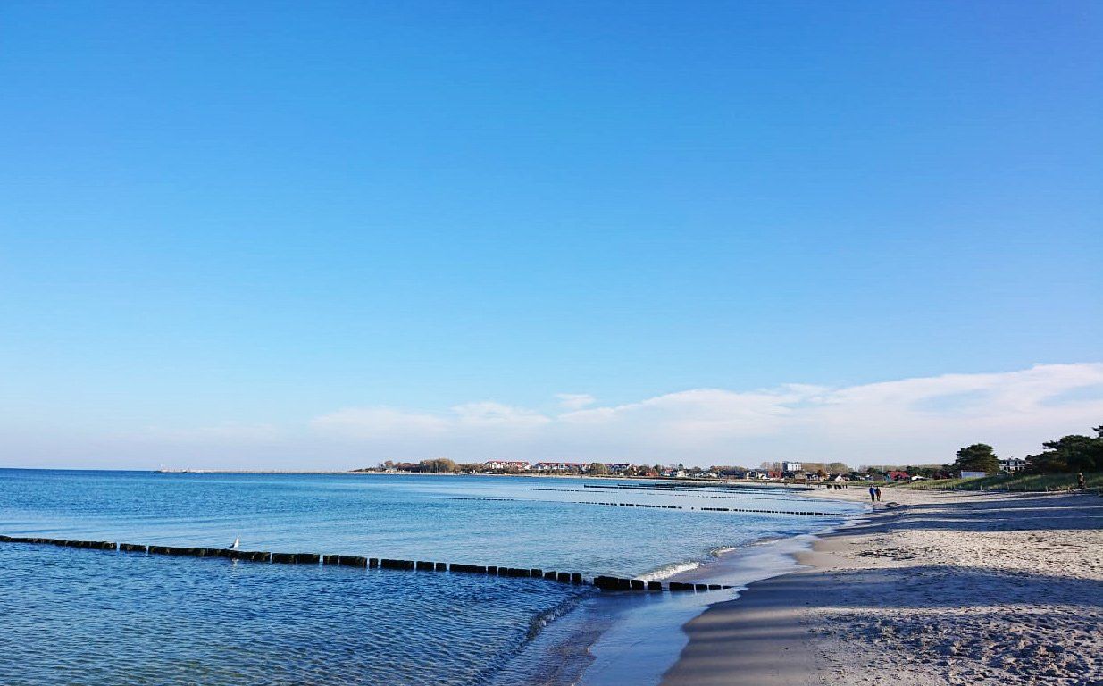 Glower Strand mit Blick auf den Seeglerhafen