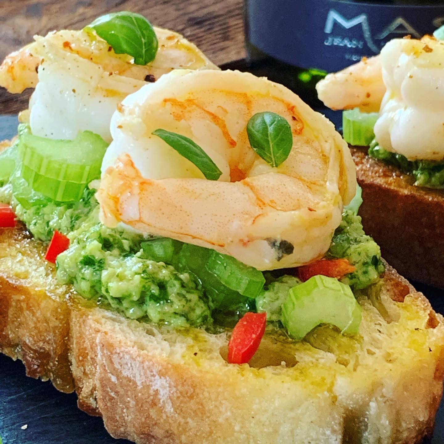 BRUSCHETTA MIT RUCOLAPESTO UND GARNELEN