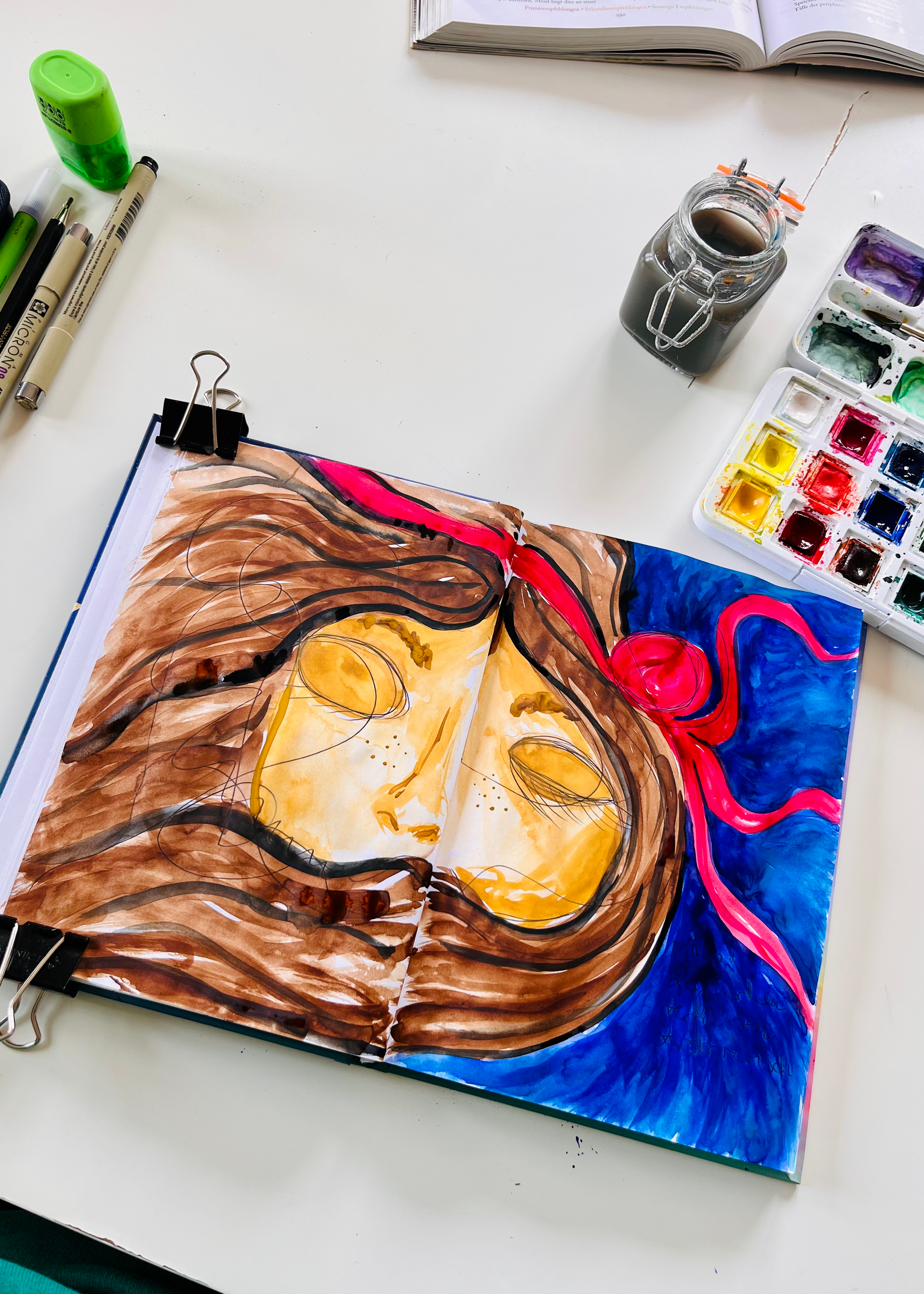 Frauen sitzen im Kreis und teilen ihre Erfahrungen im christlichen Mal-Workshop