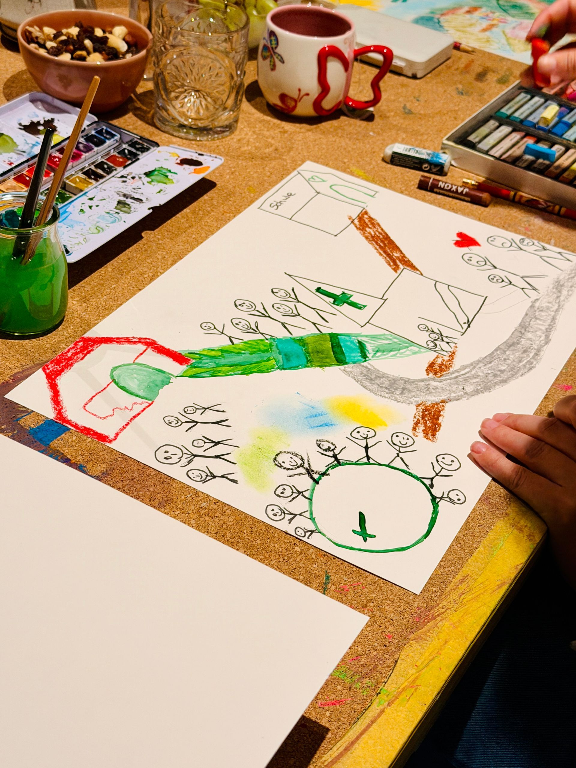 Buntstifte, Pastellkreiden und Wasserfarben für kreativen Ausdruck im Glauben