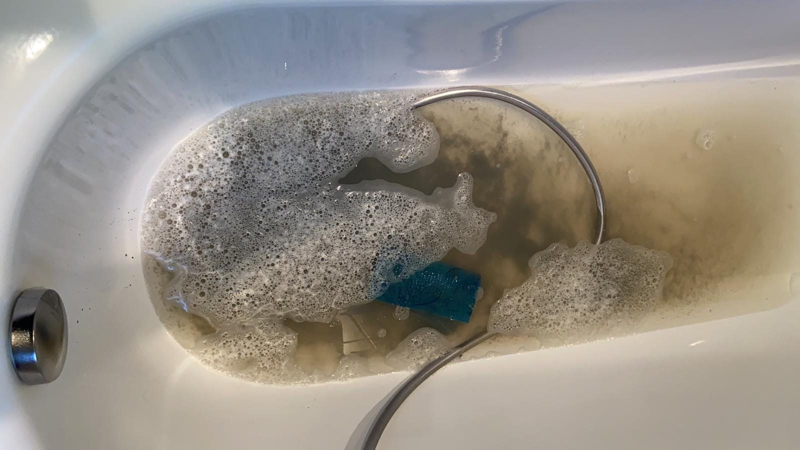 Notdienst Installateur beginnt mit der Rohrreinigung