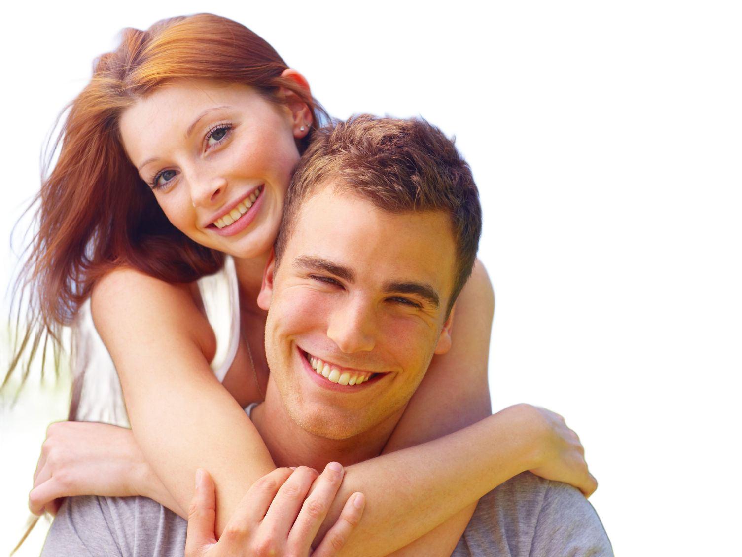 Ex-Partner zurückgewinnen Ex-Partner zurückgewinnen: Eine rothaarige Frau umarmt im Freien einen lächelnden Mann; beide sind glücklich über ihre Widervereinigung.