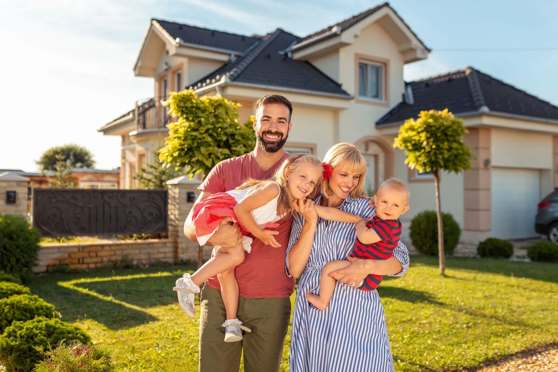 Glückliche Familie nach energetischer Hausreinigung
