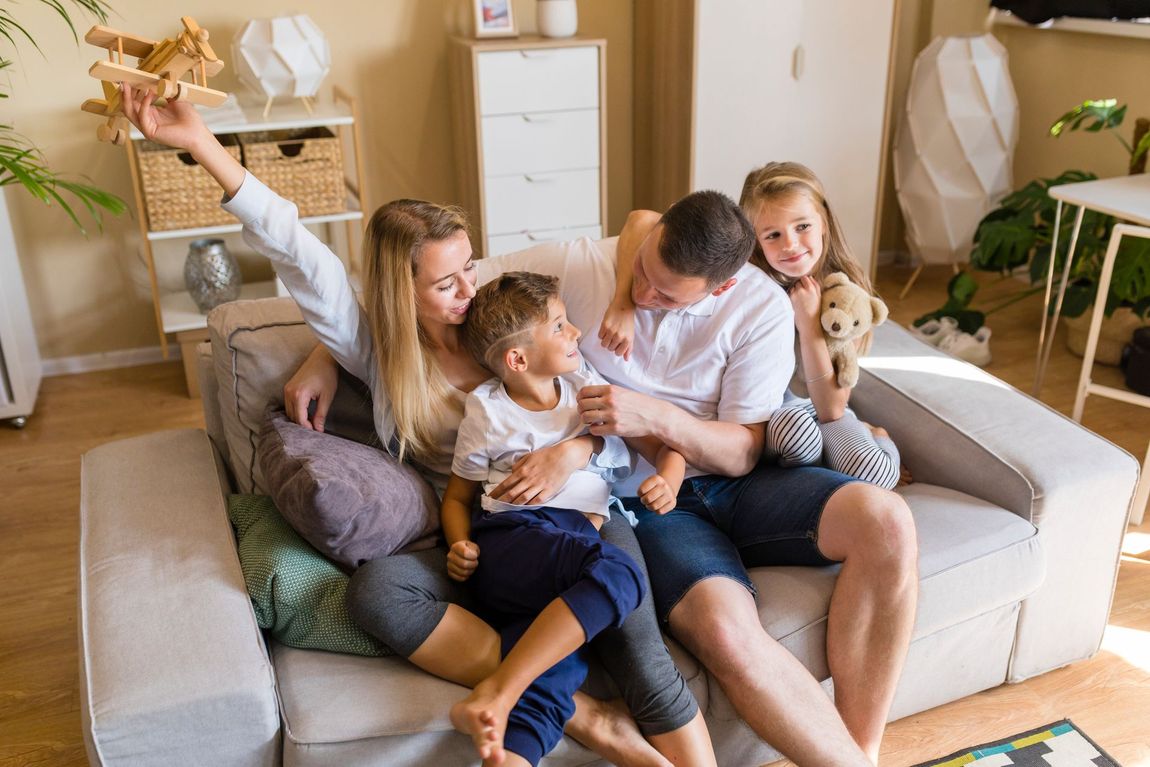 Glückliche Familie nach energetischer Hausreinigung