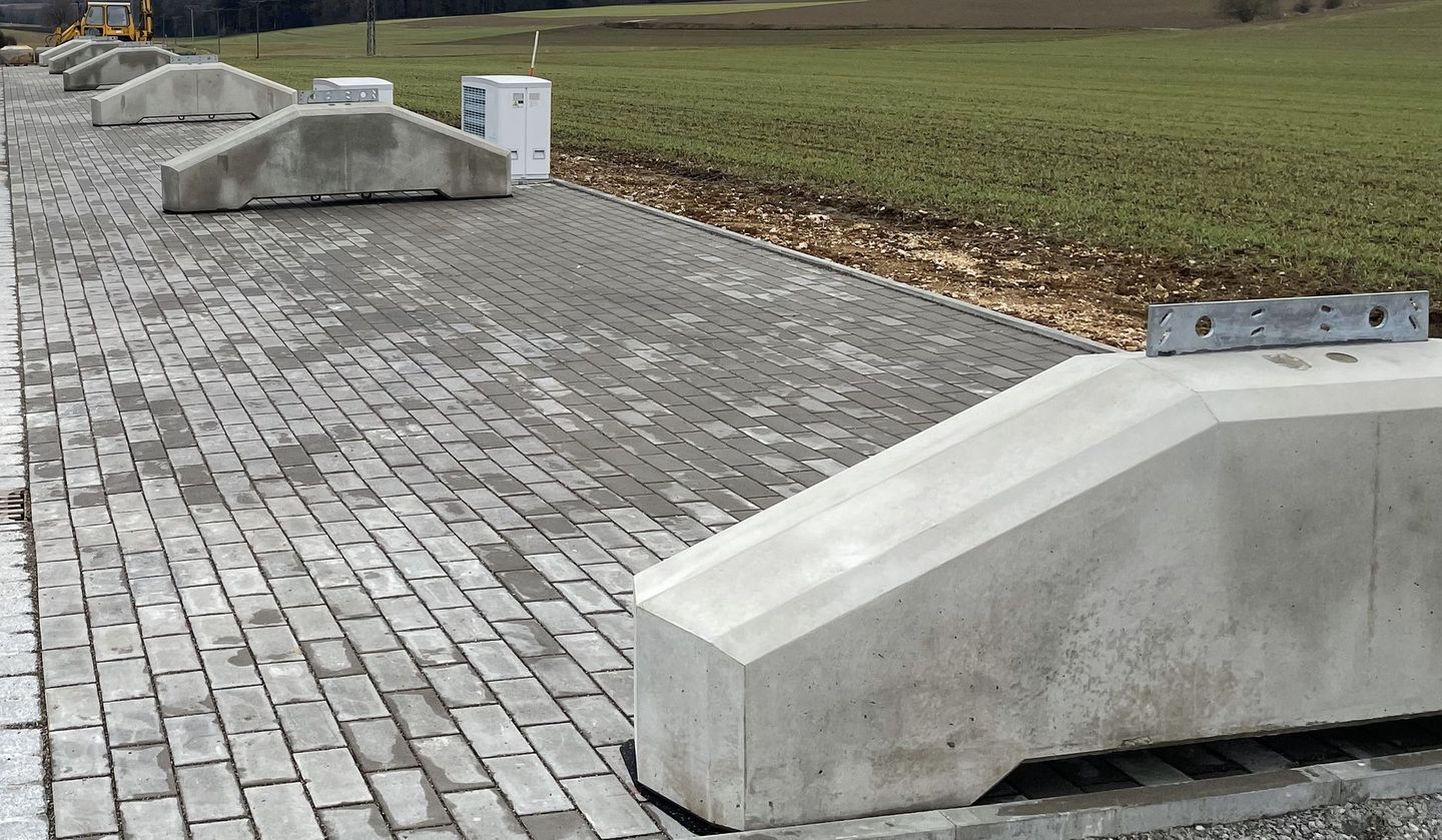 Einmessen und setzen der Systemfundamente mittels modernster GPS-Technik