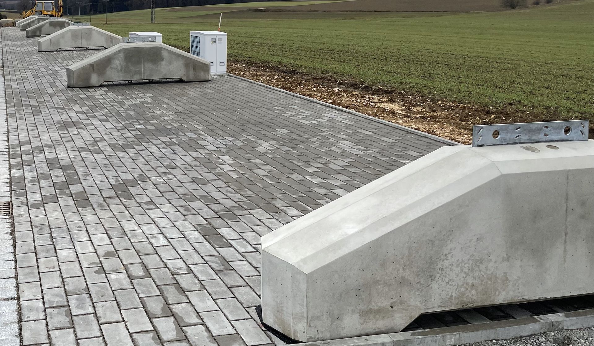 Einmessen und setzen der Systemfundamente mittels modernster GPS-Technik