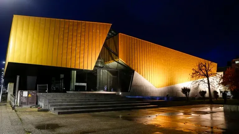 Instalación eléctrica en el Auditorio de Ribeira