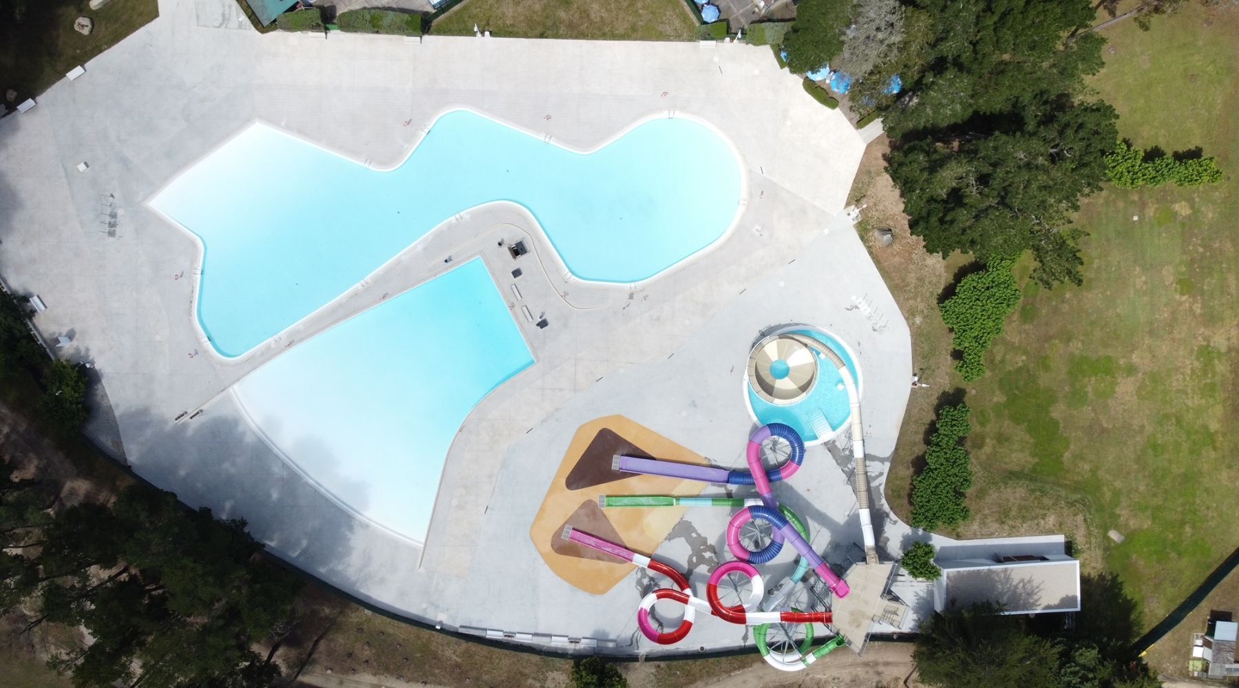 Instalación eléctrica en el parque acuático de Monterrei