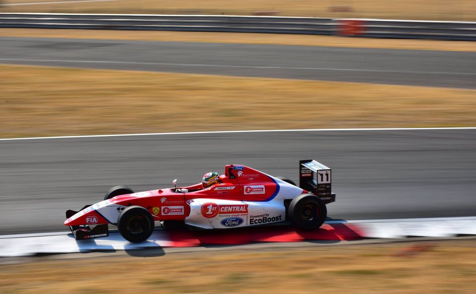 A photographic guide to Snetterton racing circuit.